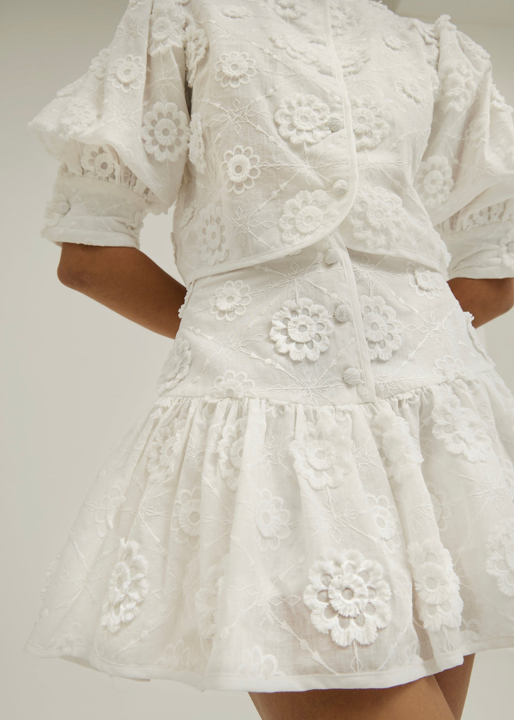 Falda-Short Laney con Apliques Florales 3D | Blanco Island