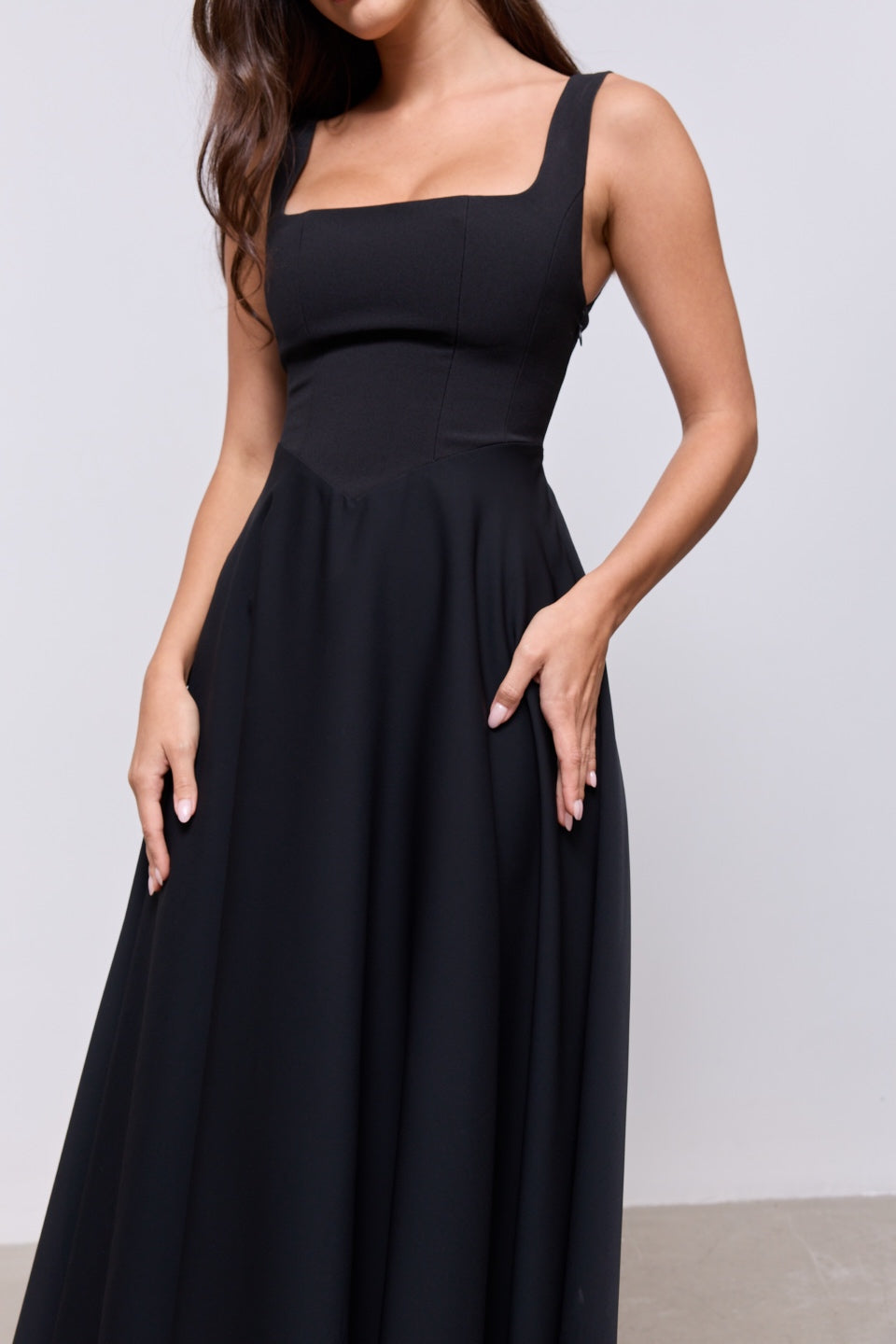 Vestido midi con escote cuadrado