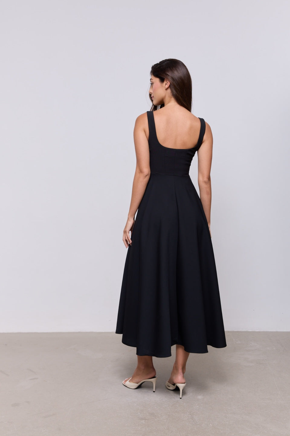 Vestido midi con escote cuadrado