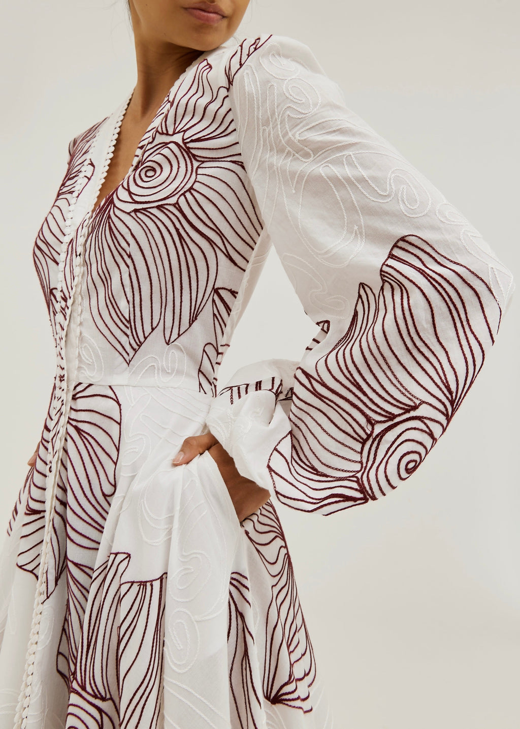 Vestido Tillie de manga voluminosa bordado | Blanco/Merlot
