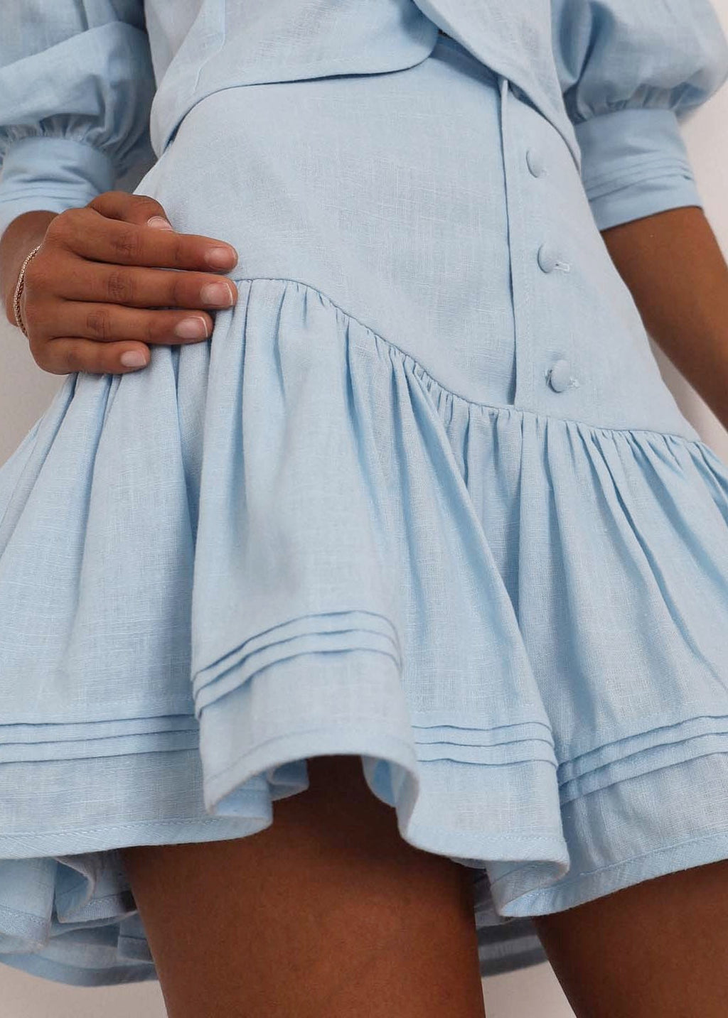 Falda-Short Laney de Lino con Volantes Escalonados | Azul Pastel