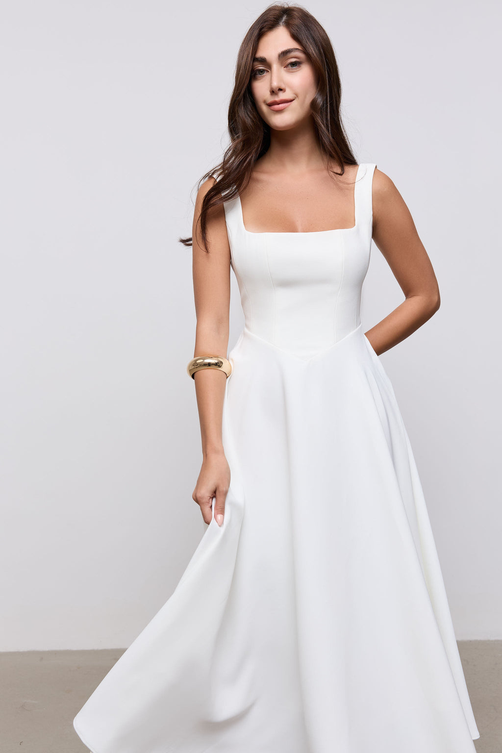 Vestido midi con escote cuadrado